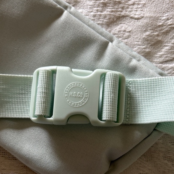 Mint Green Herschel Waist Bag Crossbody Unisex Gently Loved - Picture 6 of 10